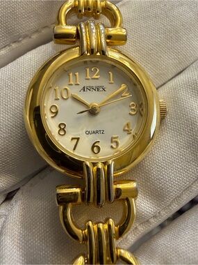 Vintage Casual Corner Annex Quartz Watch Gold Silver Tone 23mm